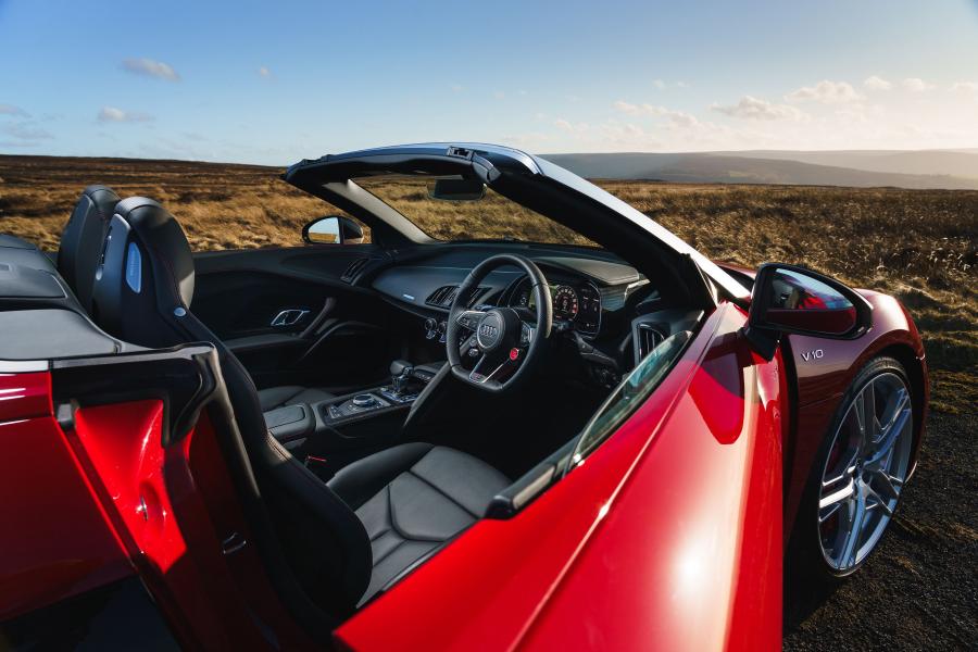 Интерьер Audi R8 V10 Performance Spyder 2019 года  (UK) (фото 31 из 40)